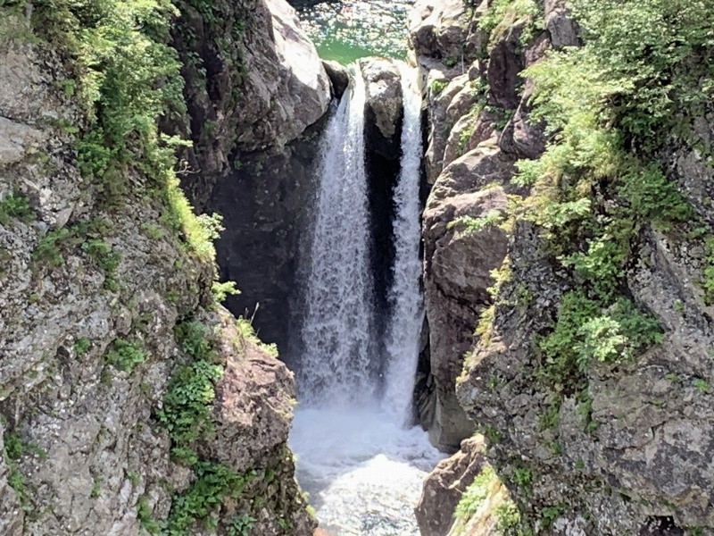 南魚沼市 裏巻機渓谷で滝をみるハイキング Uramakihata Valley in