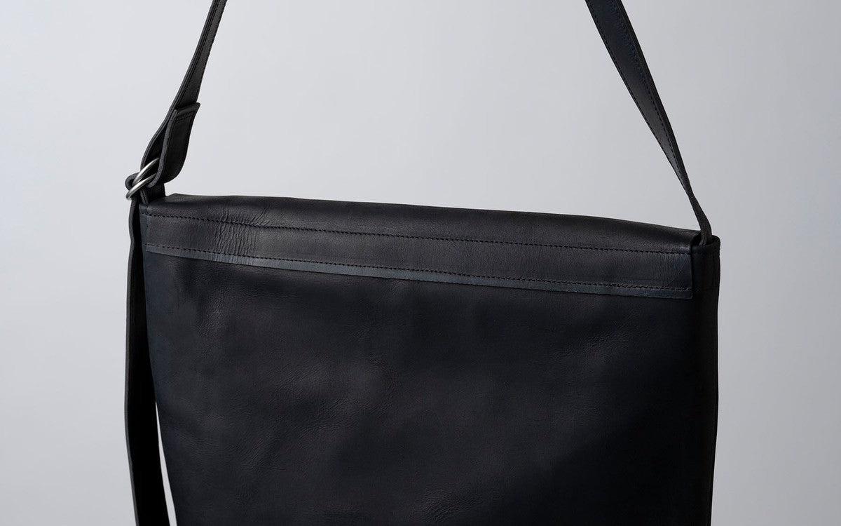 再入荷】レザーショルダーバッグ black ＜L＞フタつき – PINT_MN