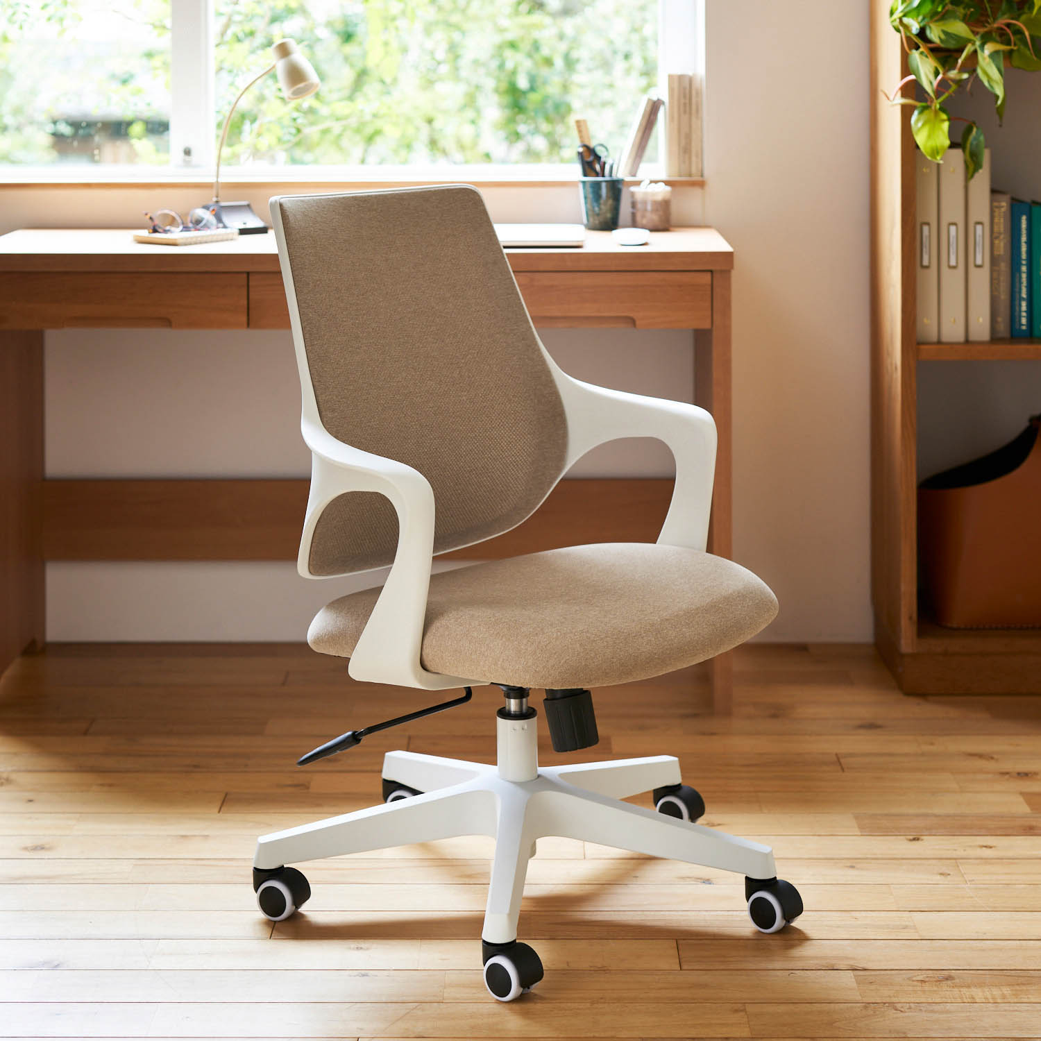 女性の使いやすさにこだわったアーム付き昇降デスクチェア（デスク