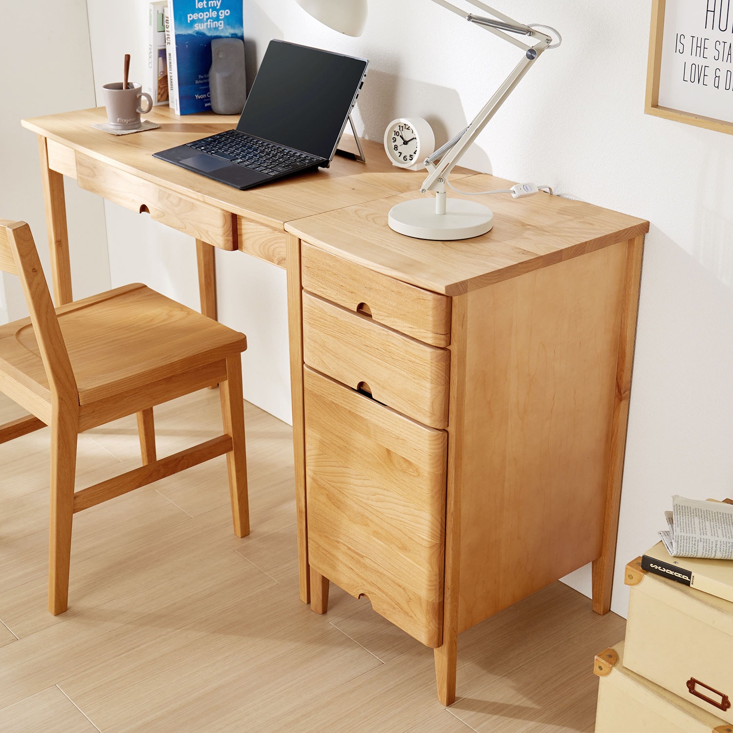 アルダー材を使用した優しい風合いのデスクサイドチェスト（デスク