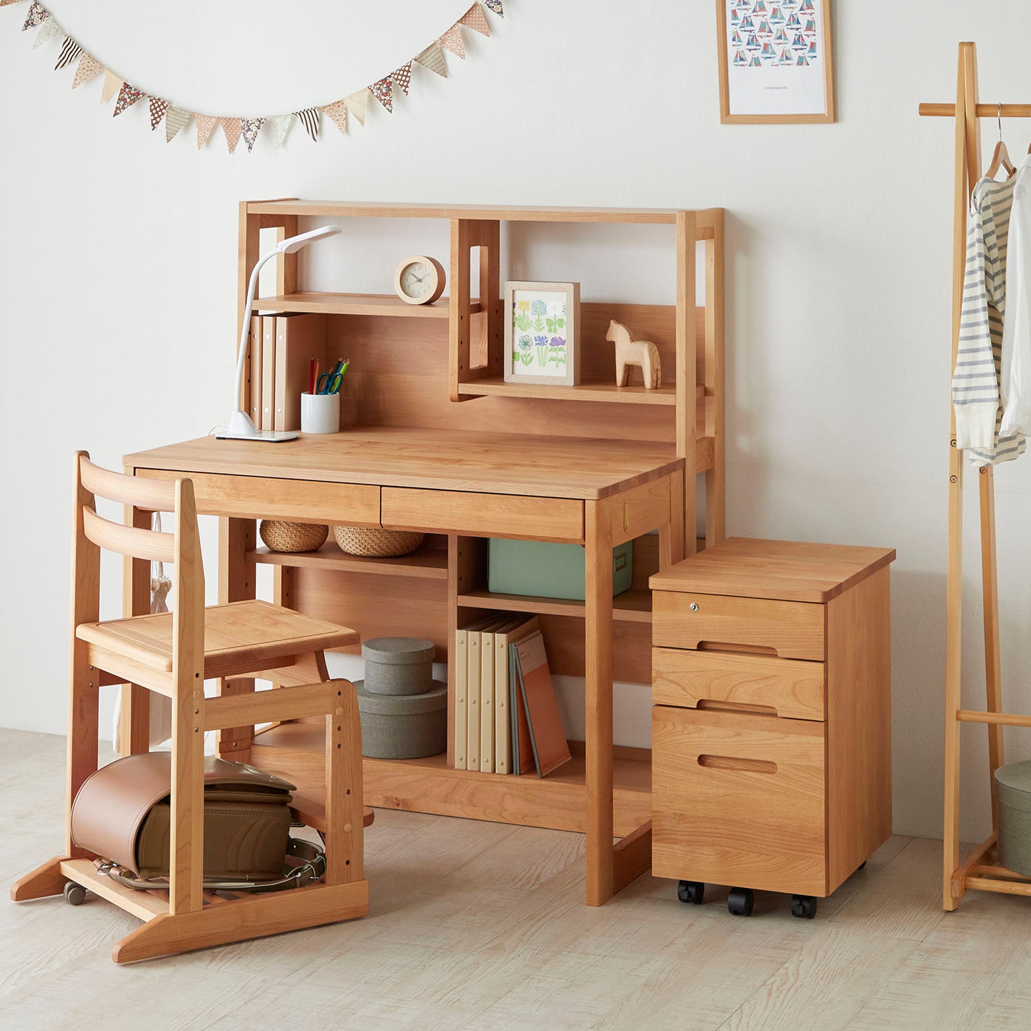 ベーシックでずっと使えるアルダー材の学習机シリーズ【カルロ】(堀田