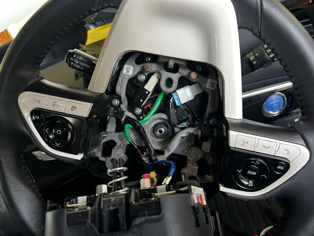 TOYOTA 50プリウスPHV ステアリングスイッチ交換｜グーネットピット