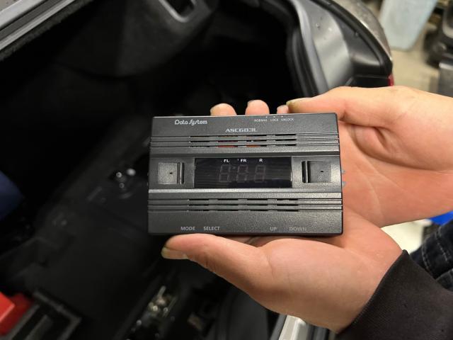 レクサス LS500 エアサスコントローラー エアサスコントローラー取付