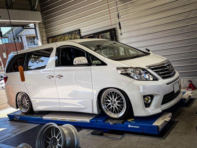 エアサス仕様20アルファード 4輪アライメント調整作業｜グーネットピット