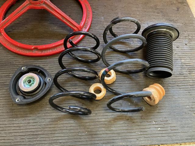 VW ゴルフヴァリアント ダウンサス取付け ブッシュ1G締め直し 4輪