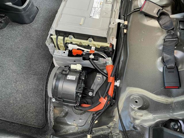 トヨタ アクア NHP10 ハイブリッドバッテリー交換 P0A80 電池内部異常