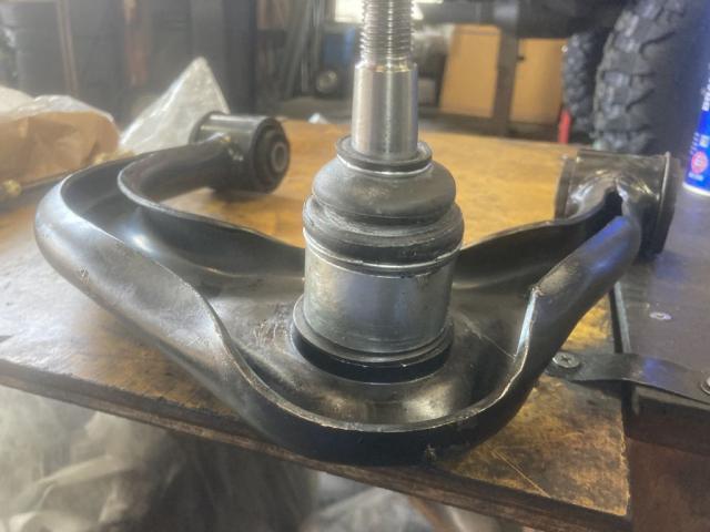 ランクルプラド150 フロントアッパーアームロングボールジョイント交換