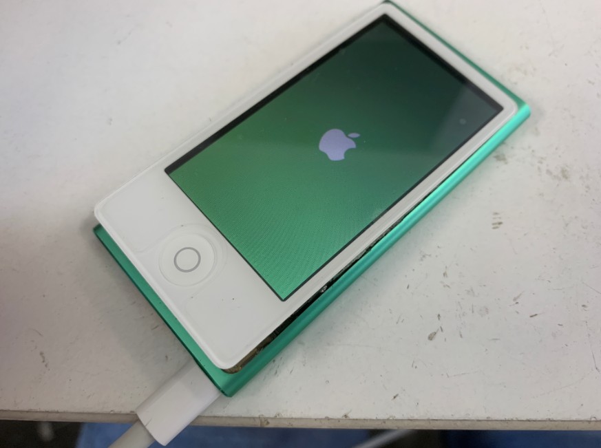 iPod nano第7世代が充電ケーブルを挿すとリンゴマークが出ては消えての