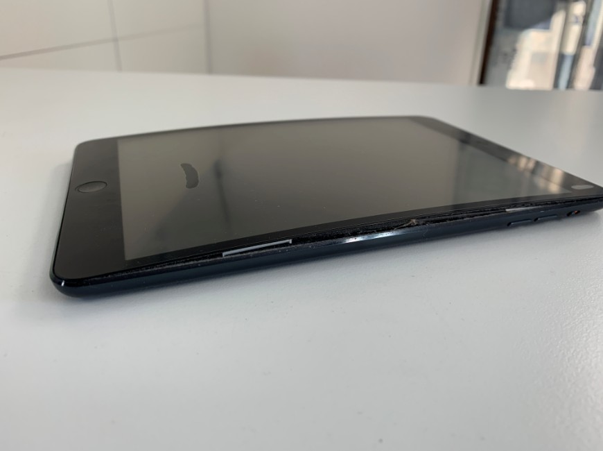 iPad miniバッテリー交換が安い】膨張で画面浮きが修理料金7480円で