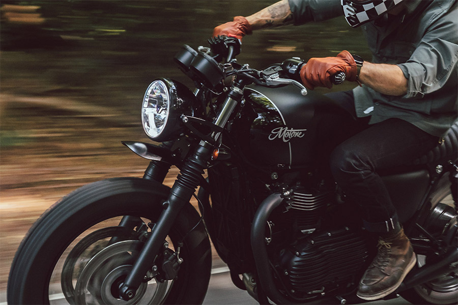 Motone】クラシックデザインを引き締める砲弾型ビレットウインカーが