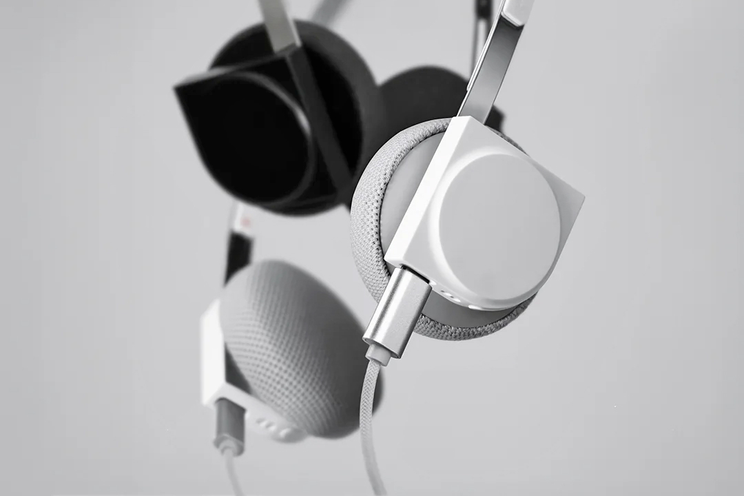 km5's wireless Hp1 headphones have '80s Sony Walkman vibes | The Verge