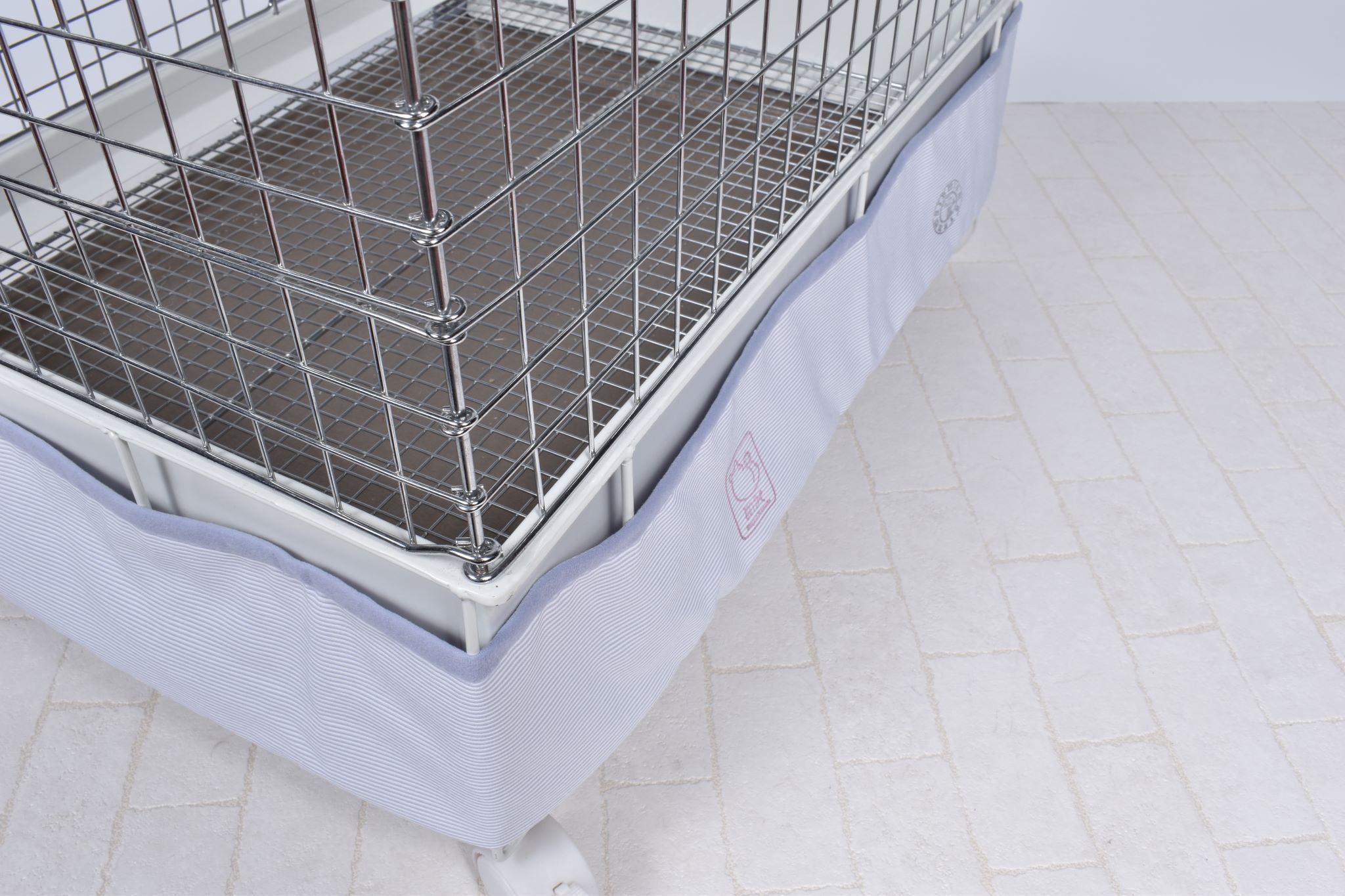 飛び散る牧草を防ぐケージエプロン60 - プラス工房