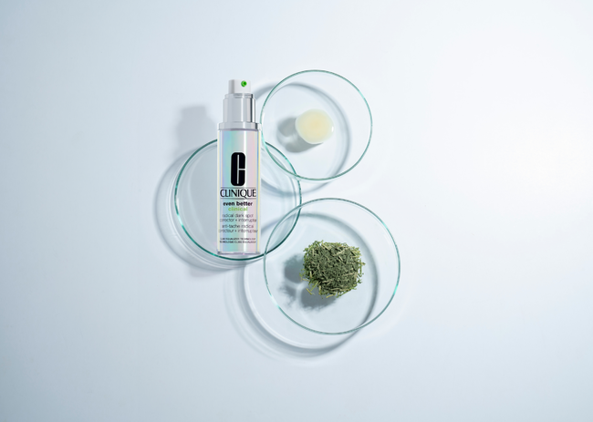 世界で20秒に1本売れているクリニークのブライトニング美容液イーブン