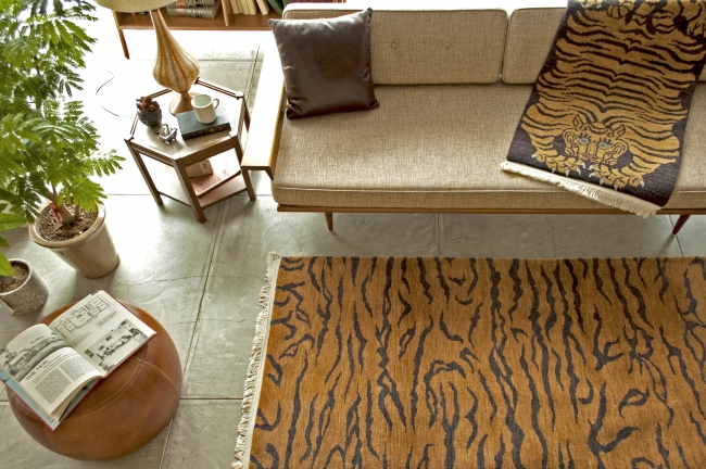 厳選された約40枚のTIBETAN TIGER RUGがACME Furniture 目黒通り店に