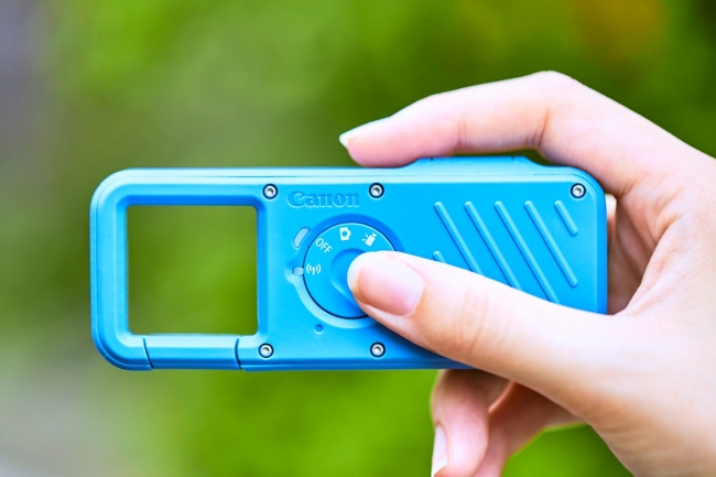 新しい撮影スタイルを提案する新コンセプトカメラ カラビナデザインで