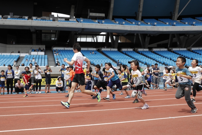 日本陸上競技連盟】山縣亮太選手ら日本のトップアスリートが小学生を