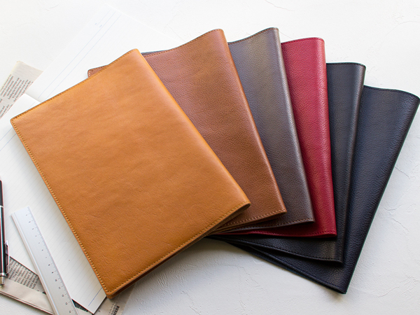 牛革・日本製の大学ノートカバー。「革の使用面積が大きいから簡単には