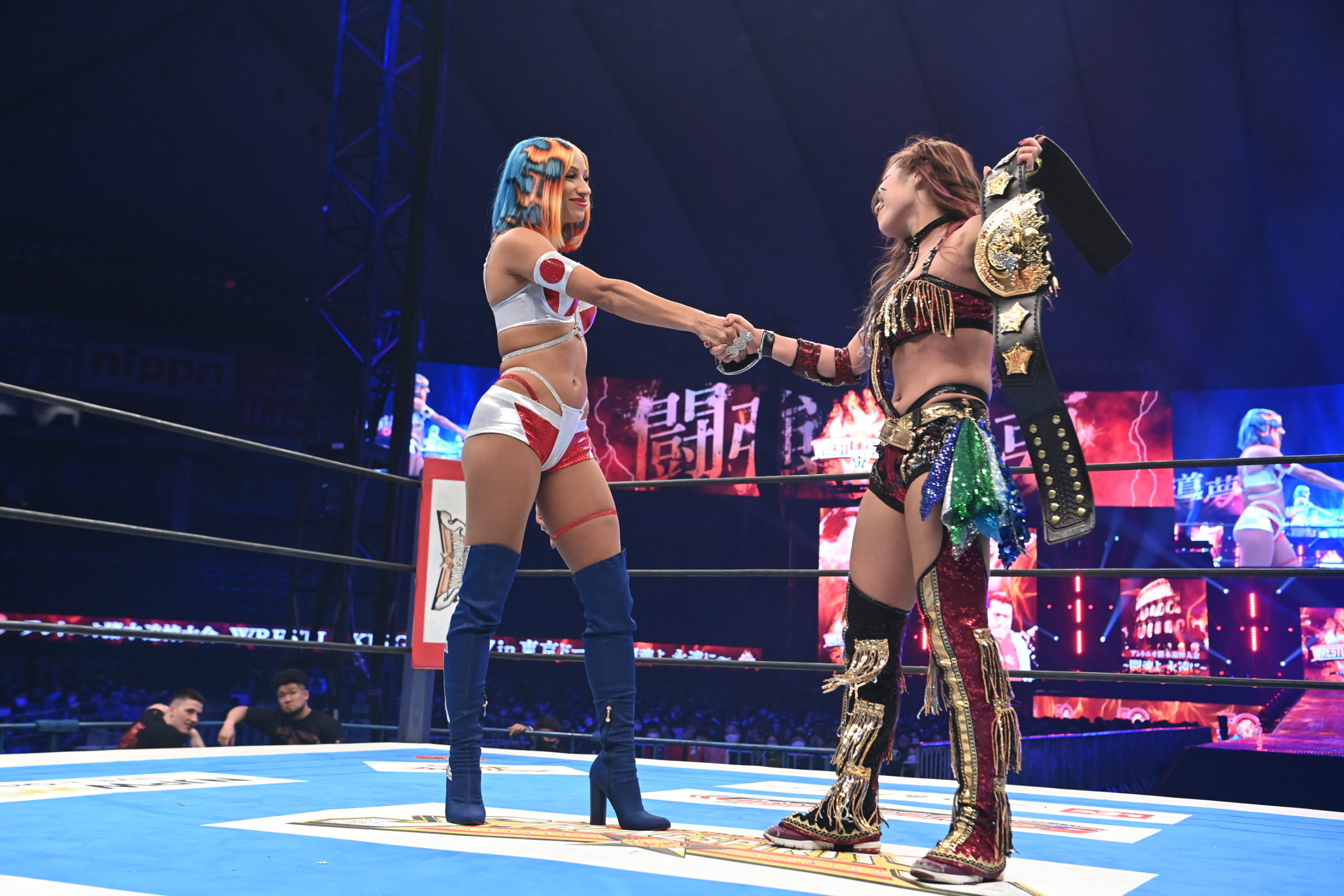 新日本】元WWEのサーシャ・バンクス改めメルセデス・モネがKAIRIに挑戦