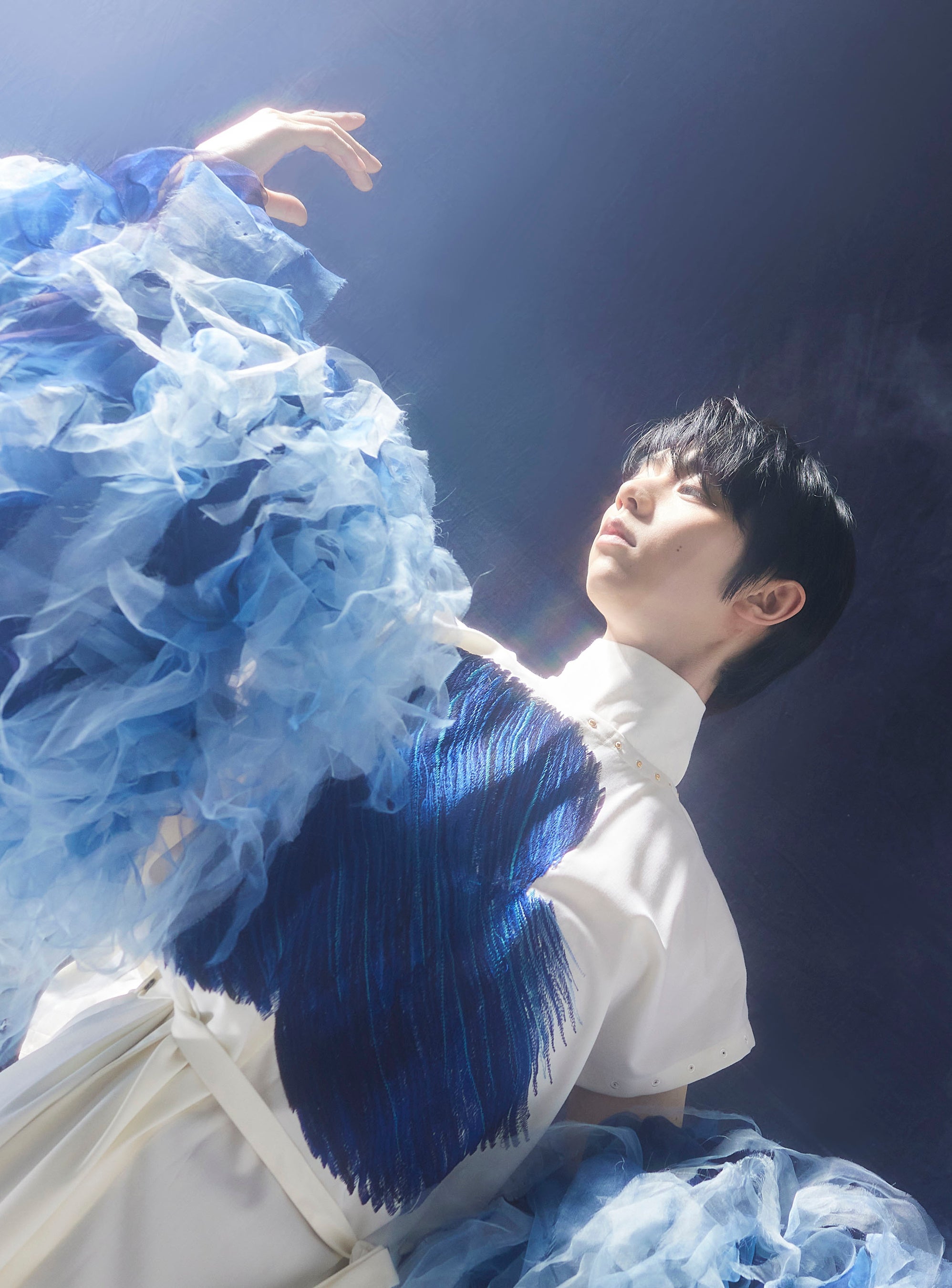 羽生結弦の華麗な姿を蜷川実花が表紙＋巻頭グラビアで撮り下ろし