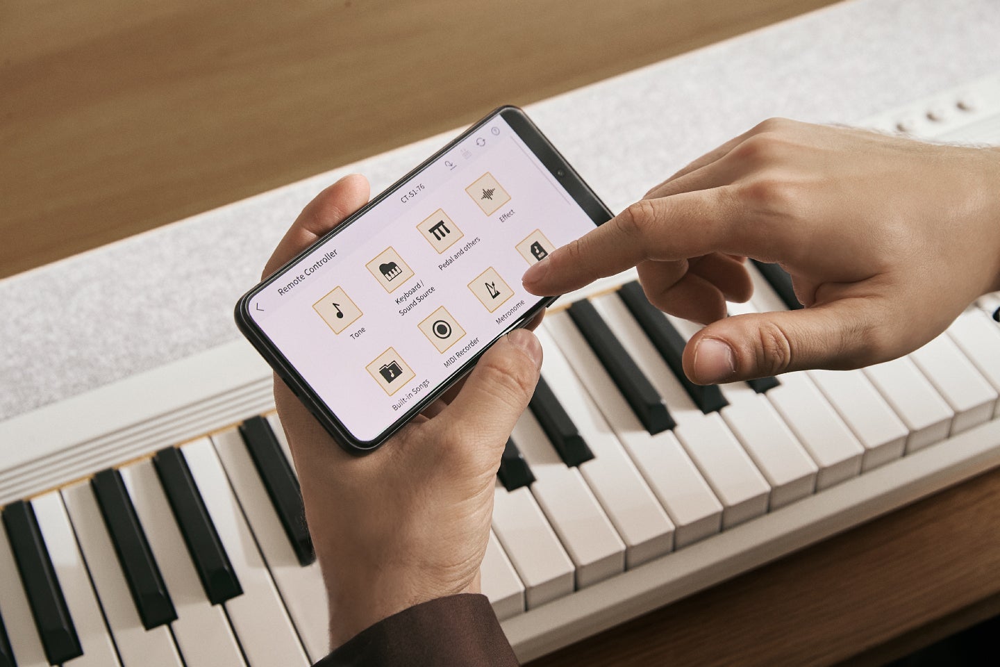 コンパクトサイズと迫力ある音を両立した76鍵盤の電子キーボード