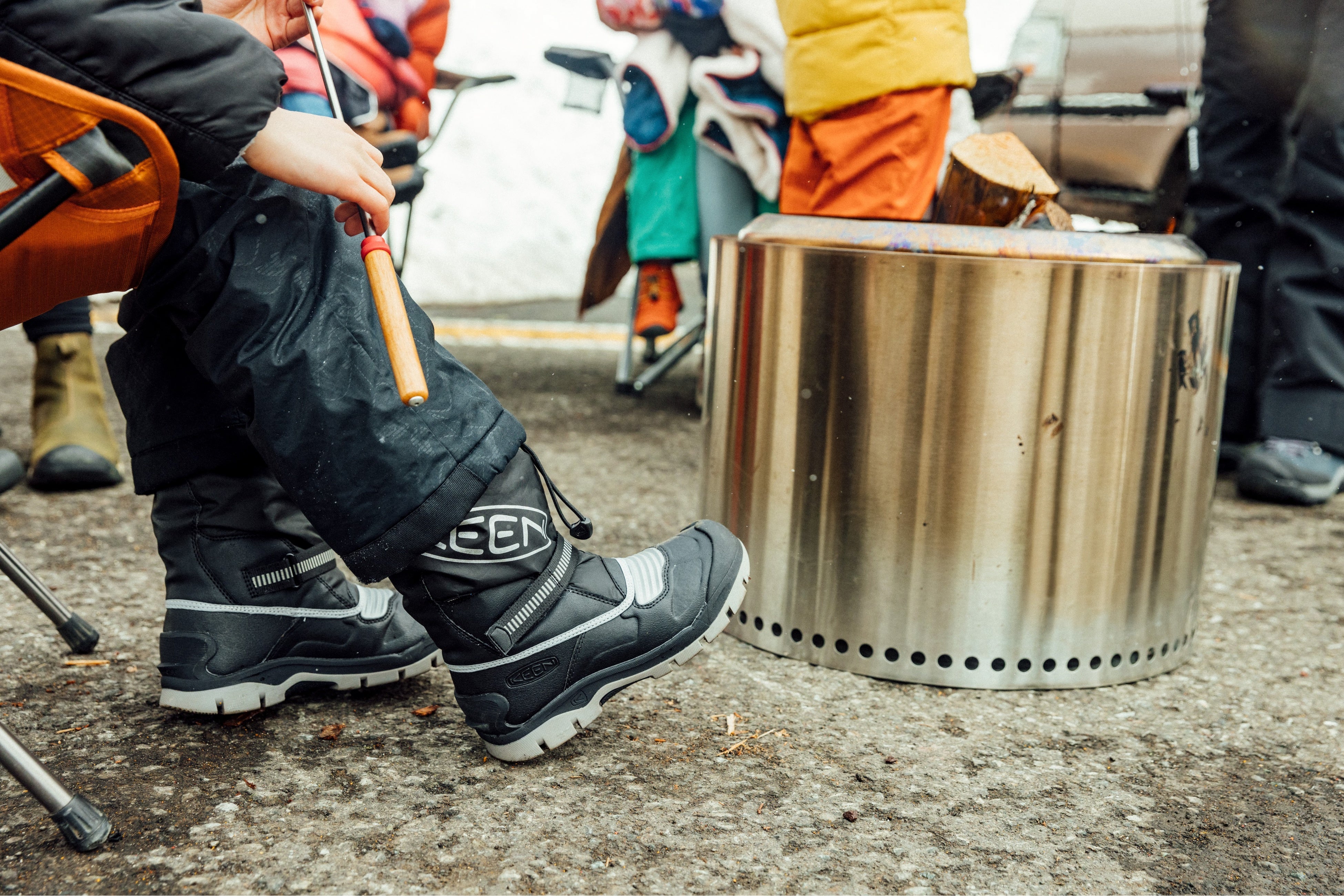 KEEN＞のキッズラインから、保温機能付きの防水ウィンターブーツ『SNOW