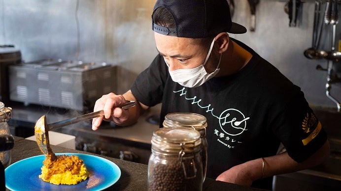 テレビ局が地元カレー店との連携で本格スパイスカレーを開発！規格外の