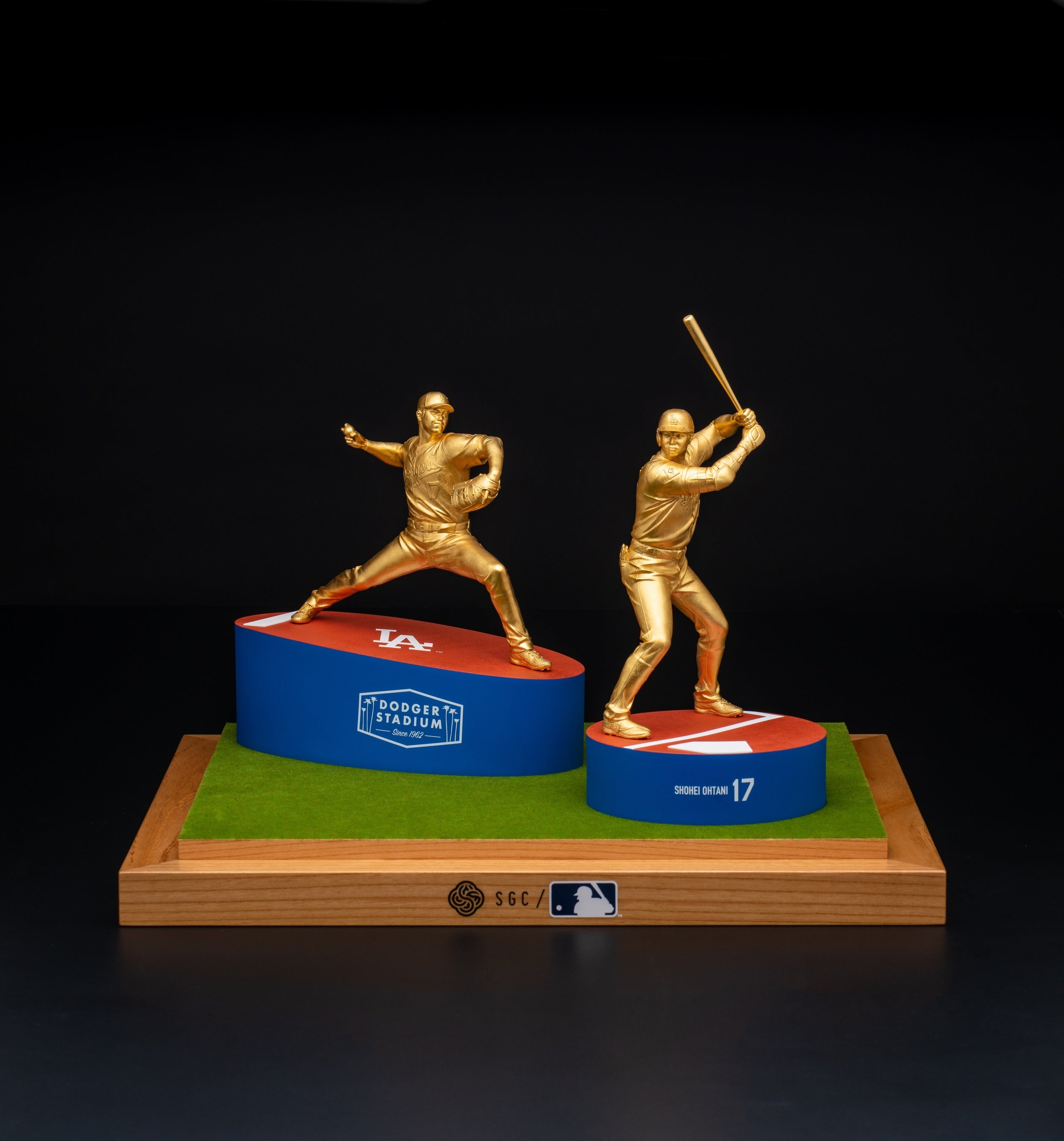 大谷翔平選手の等身大の黄金ピッチャー像が初お披露目 金箔1,450枚使用