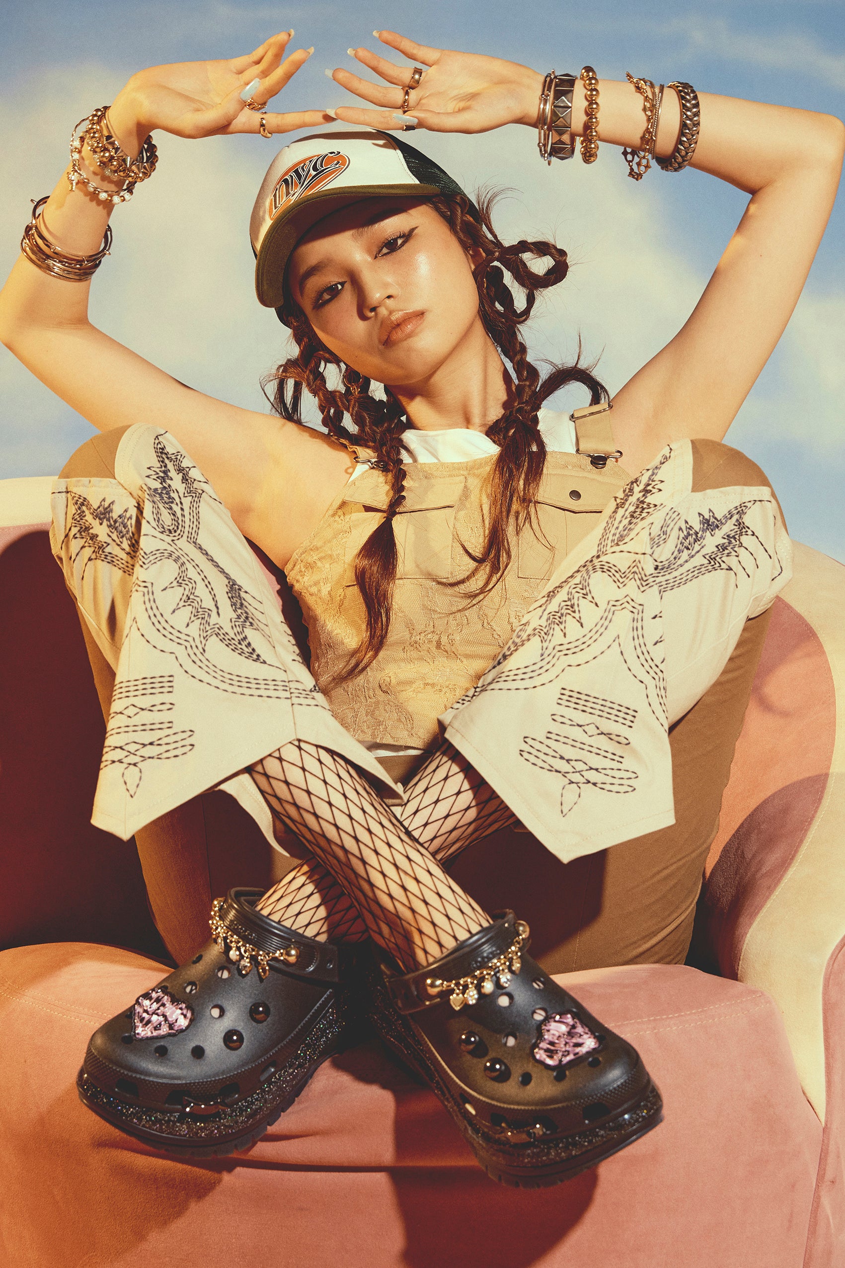 ファッションアイコニックなcrocs “MEGA CRUSH”からatmos pinkらしい