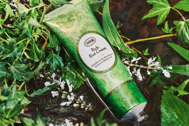 軽やかな足取りで、輝く季節のおでかけを。フットケアラインが新登場