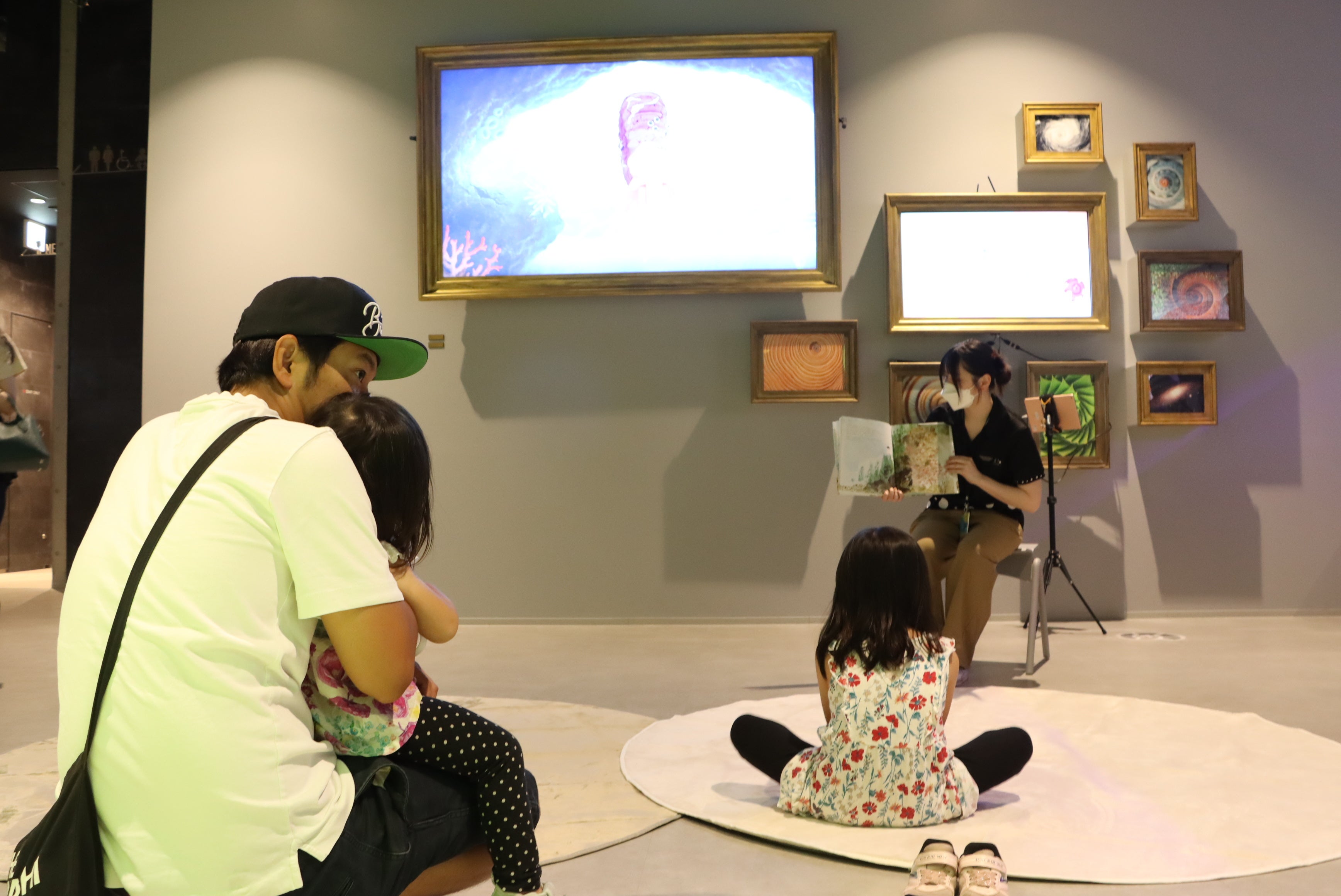 水族館の中に100冊以上の生きもの関連の本を集めた『FOYERライブラリー