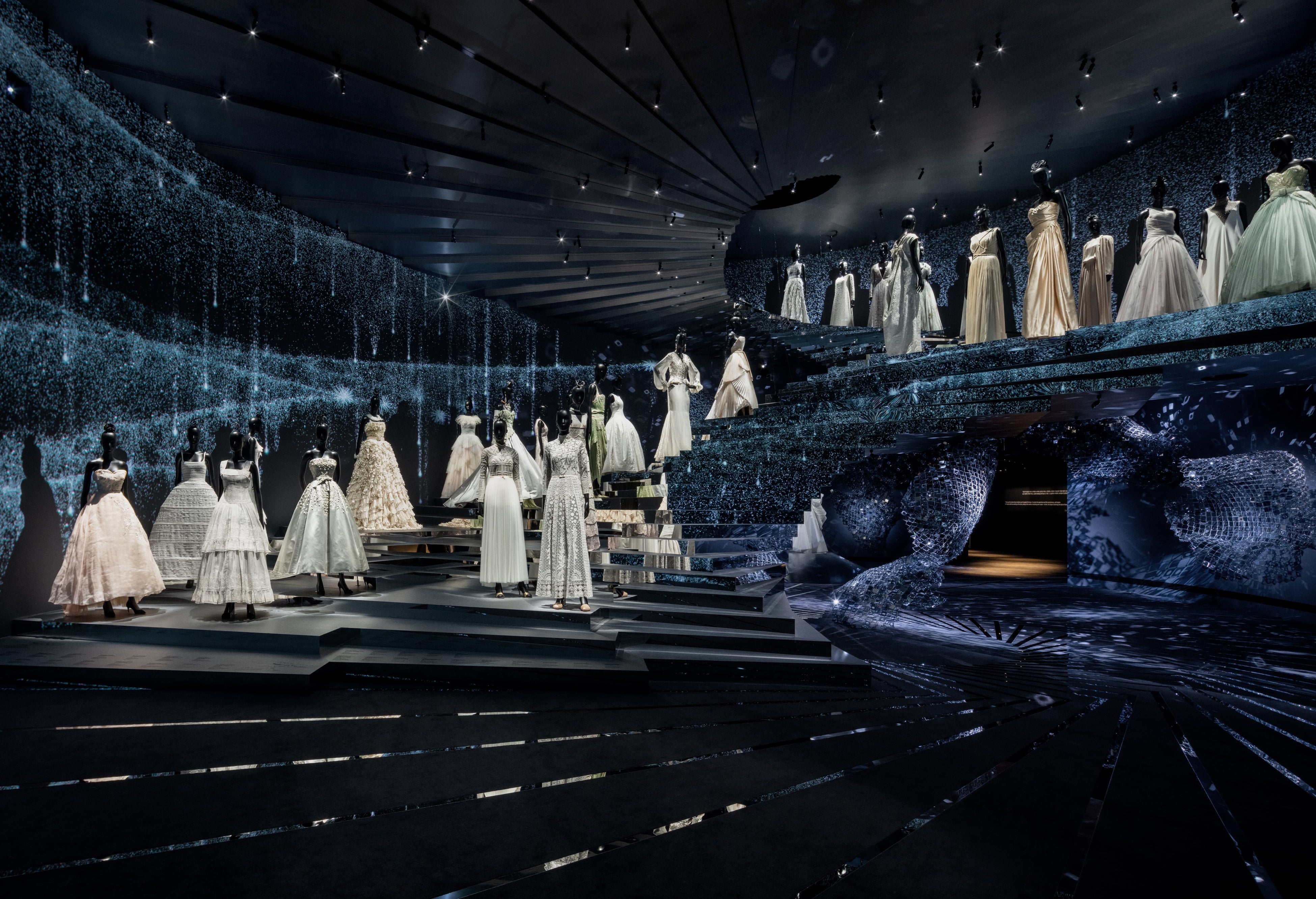 DIOR】「クリスチャン・ディオール、夢のクチュリエ」展をソウルで開催