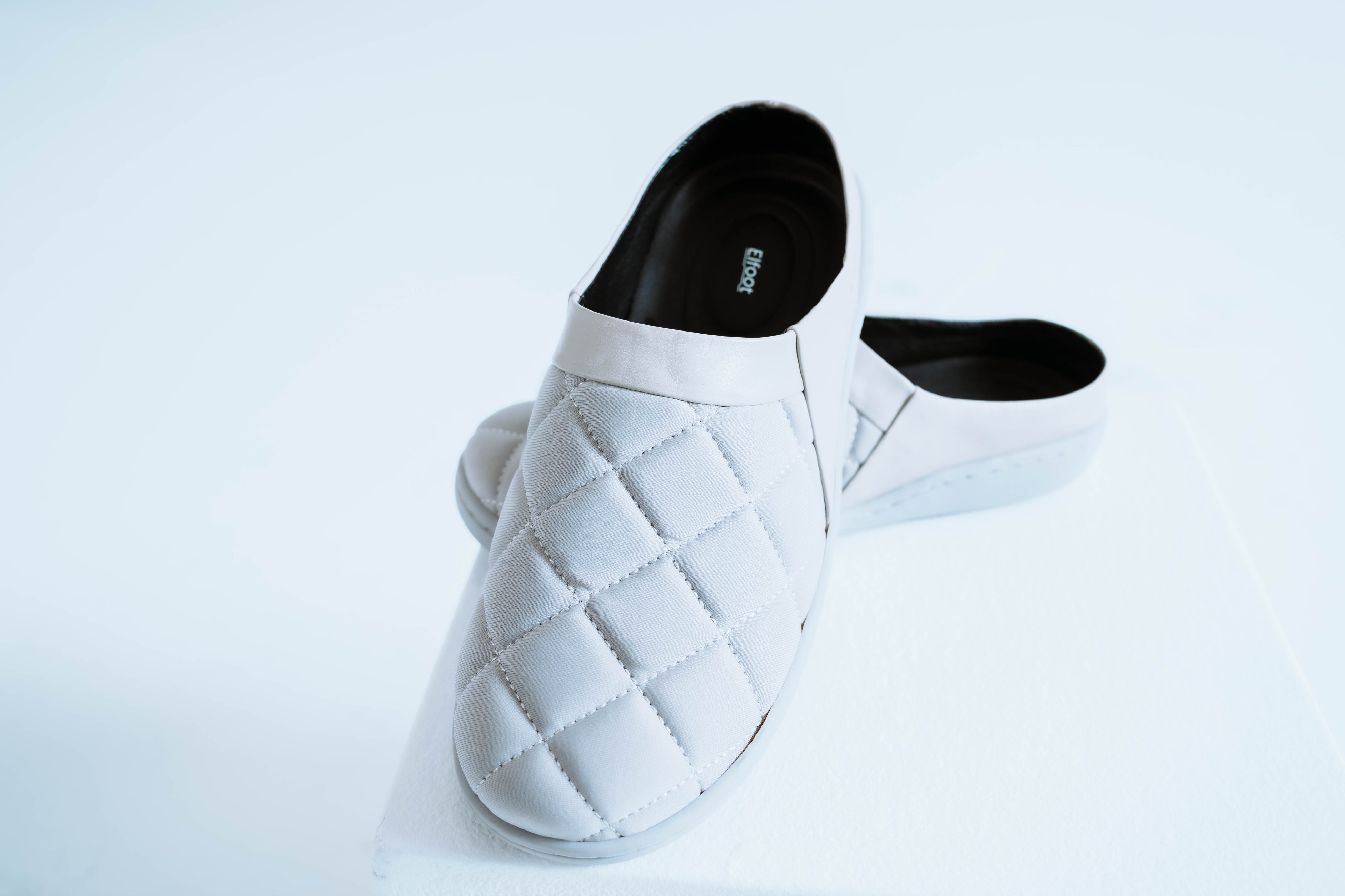 整体師監修】⾜元から姿勢を整えるスリムスリッポンシューズ「Elfoot