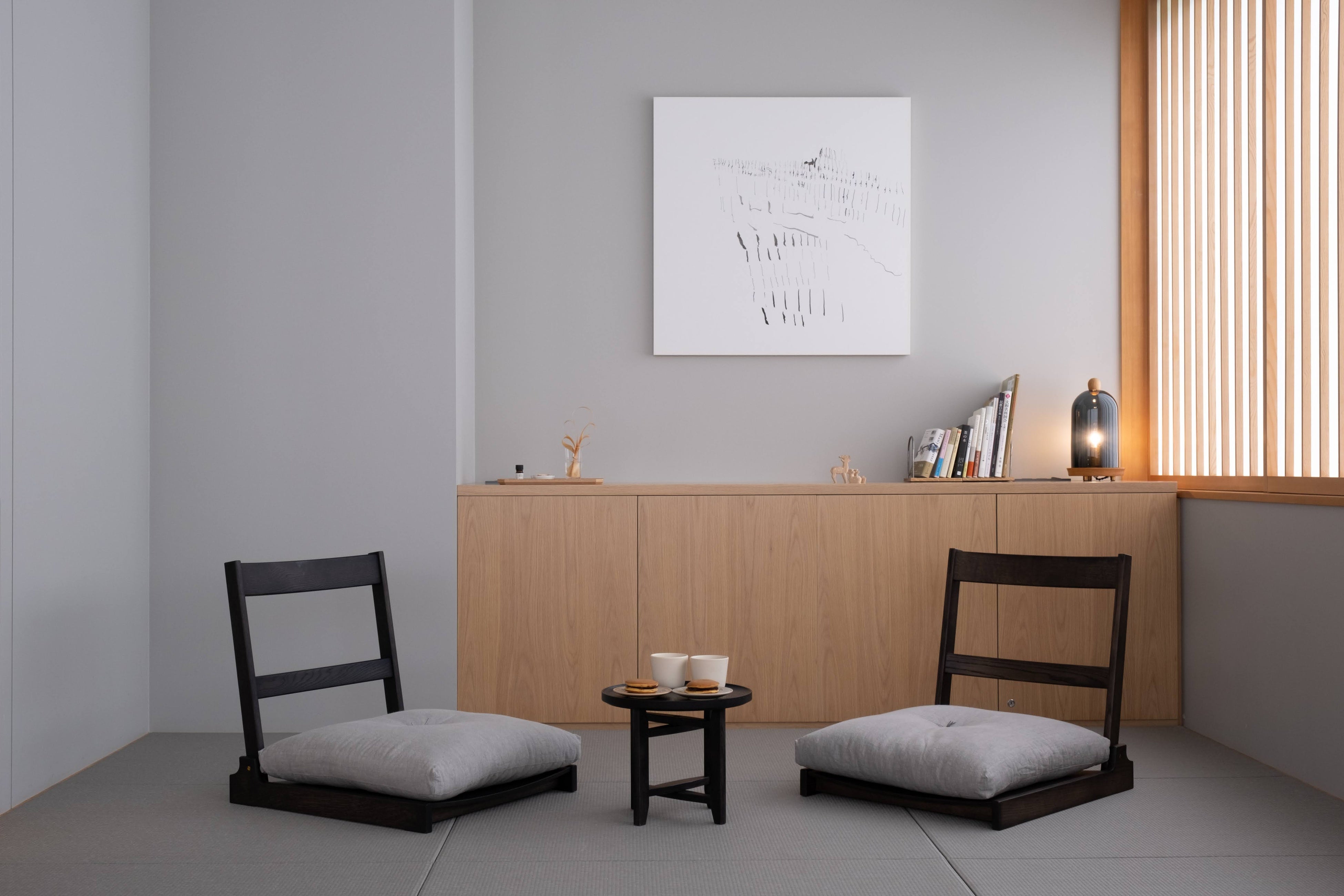 中川政七商店による床座のための家具「座椅子」を、カリモク家具協業で