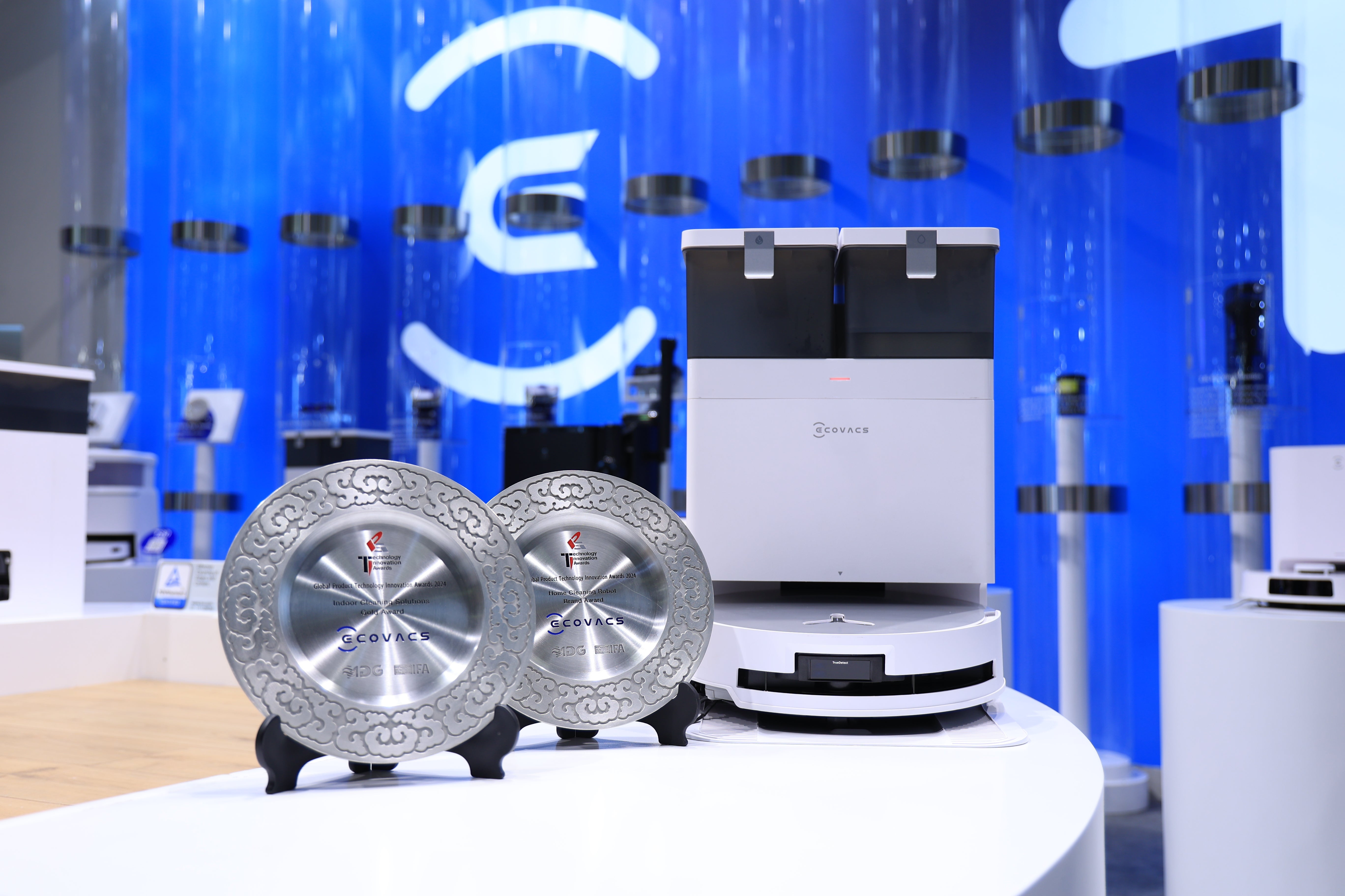 清掃の常識を覆す次世代ロボット掃除機、「DEEBOT X8 PRO OMNI」販売