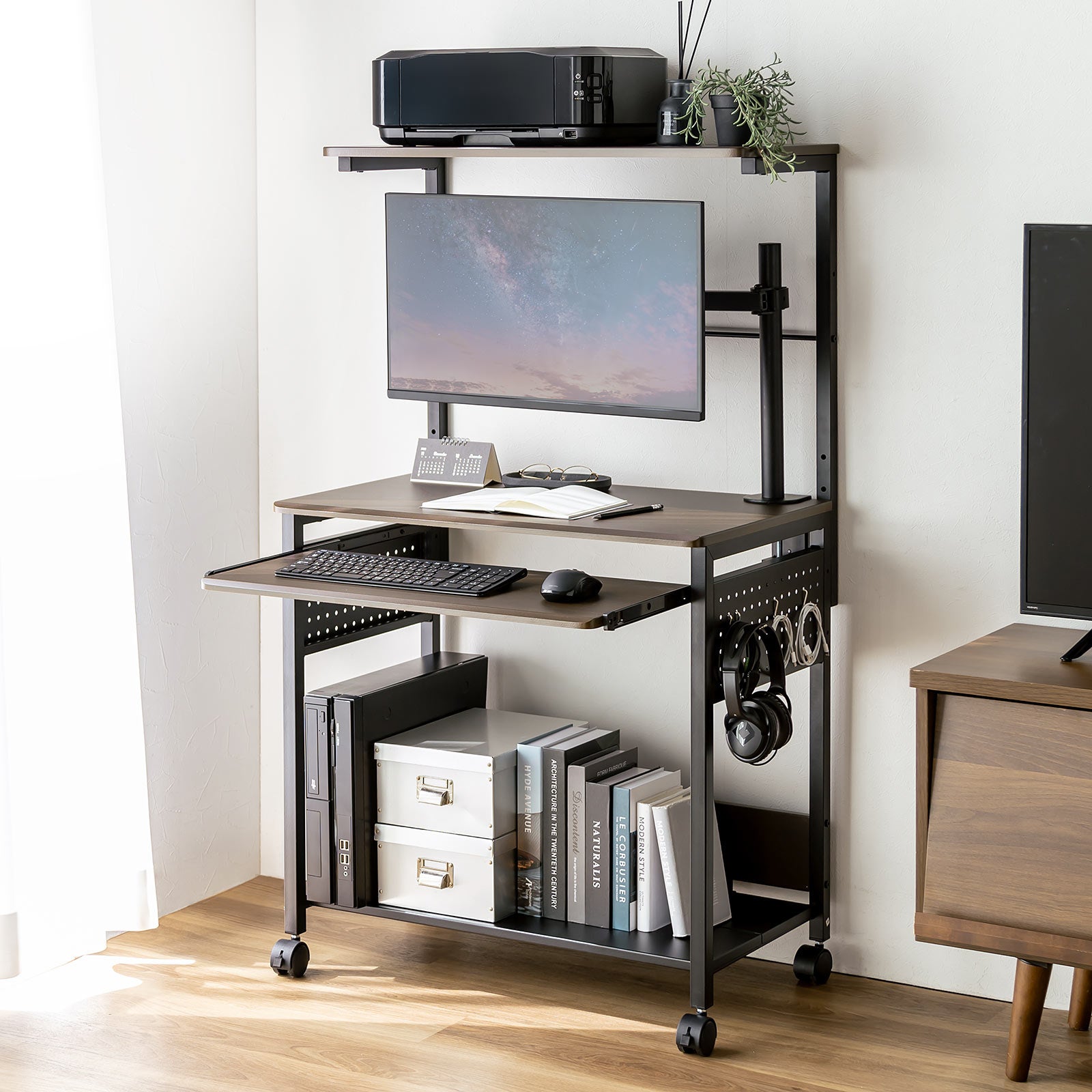 コンパクトながら機能性抜群な人気のパソコンデスクがパワーアップし新