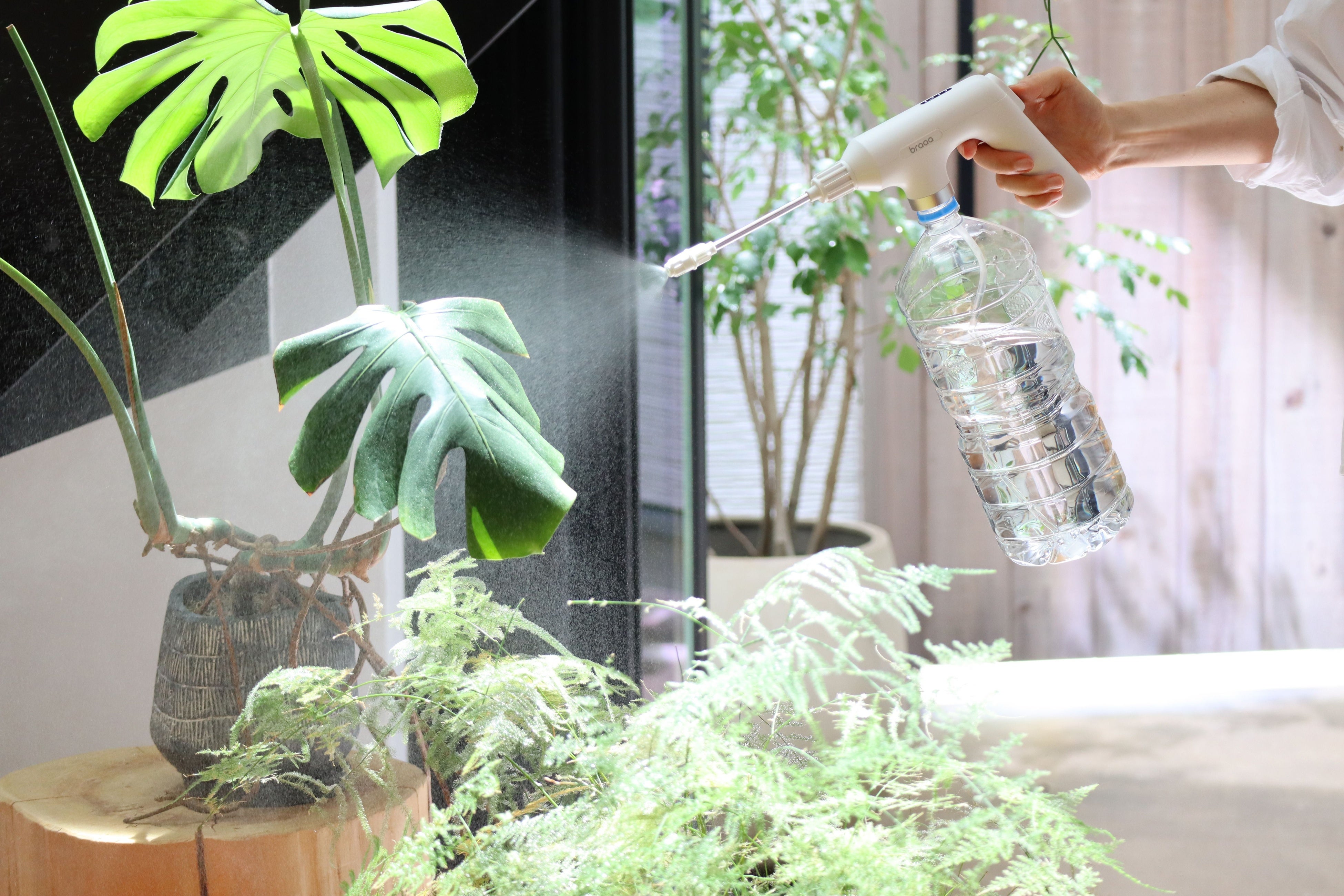 毎日のことだから、私は手軽にワンタッチ！」 braaaより電動で水を噴霧