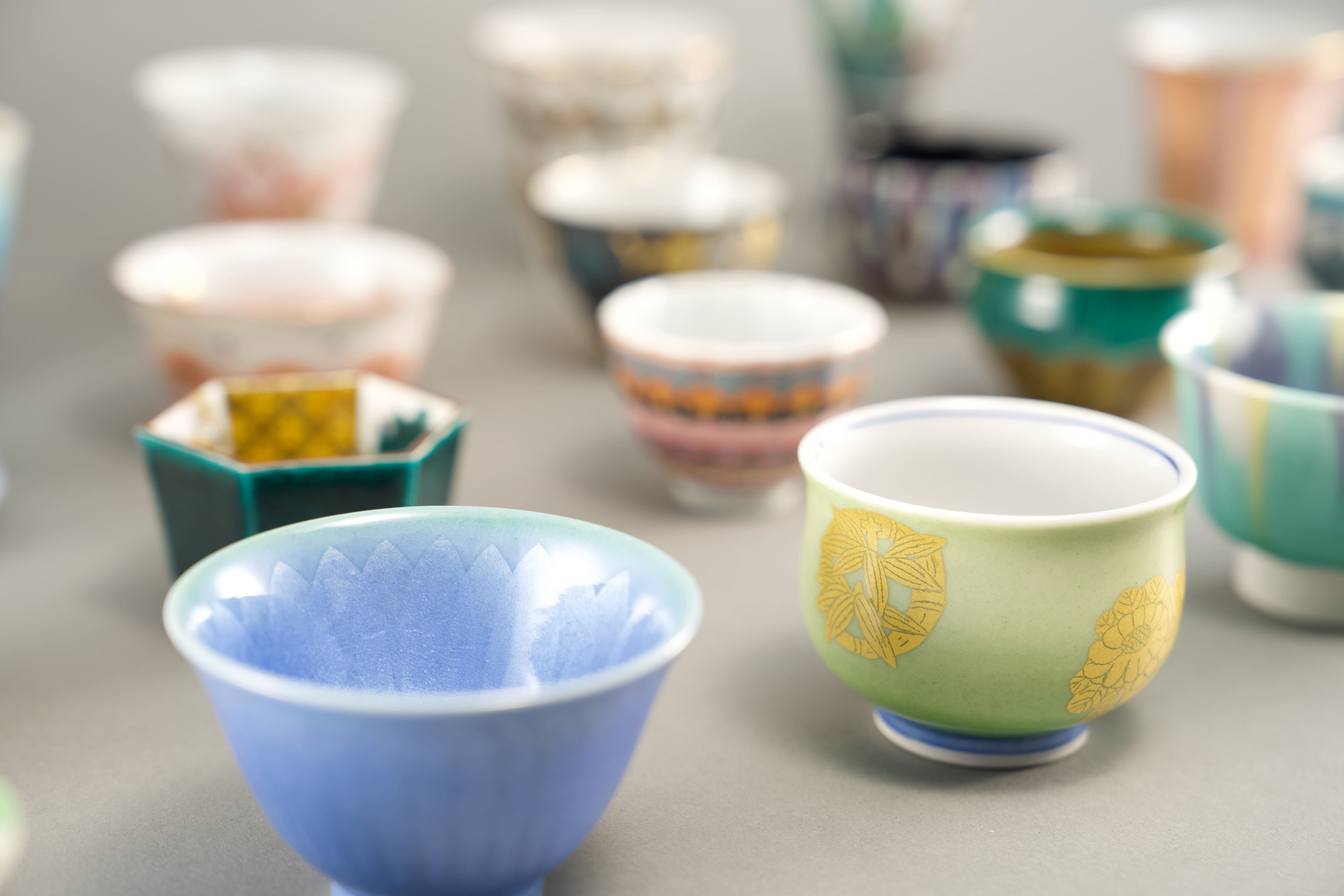 小松市、九谷焼作家20名による至高のぐい呑みコレクション「小松彩盃集