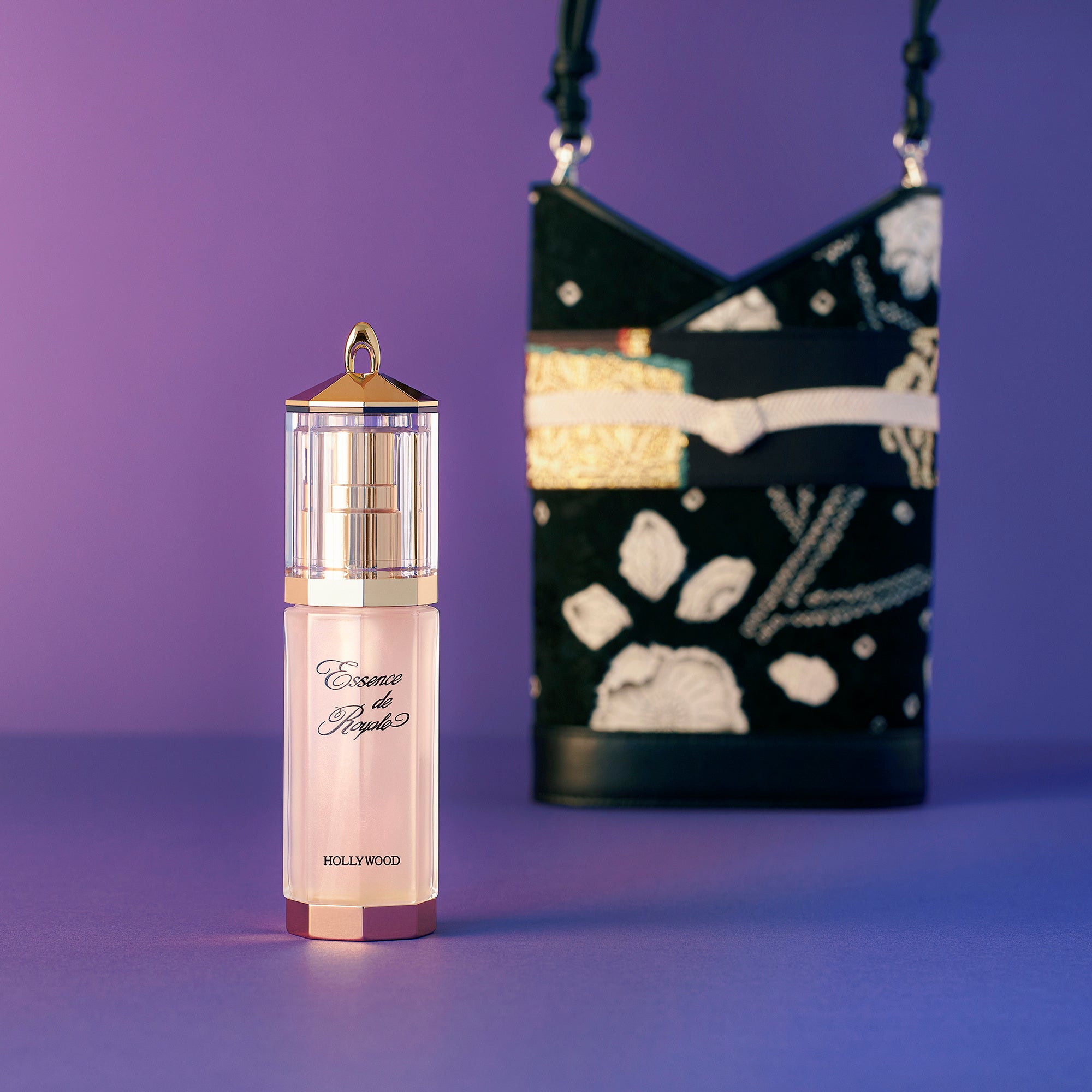 生のローヤルゼリー（保湿成分）を贅沢に配合した美容液『エッセンス