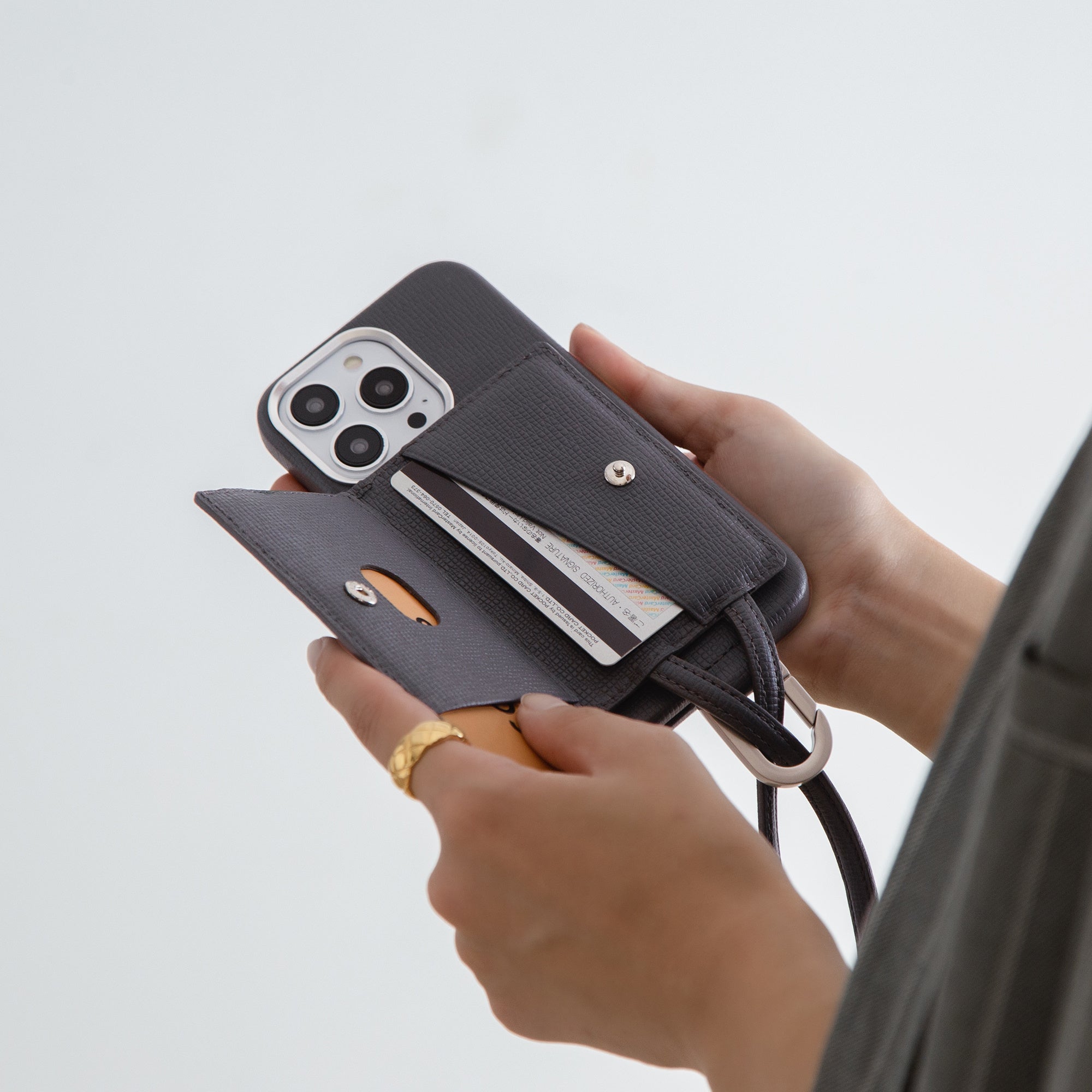 objcts.ioのレザースマホショルダーに待望の新色「グレー」が登場