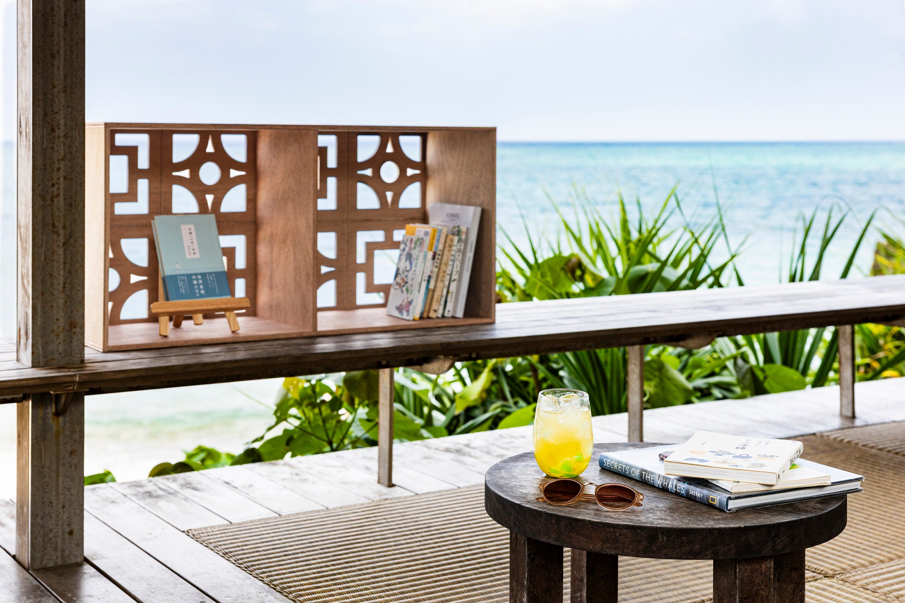 バンタカフェ】県民溺愛の100冊をラインナップ！海風を感じながら読書