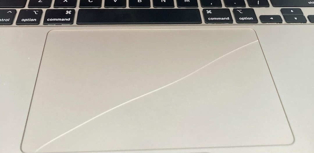 M3 Air - トラックパッドがランダムにひび割れた : r/mac