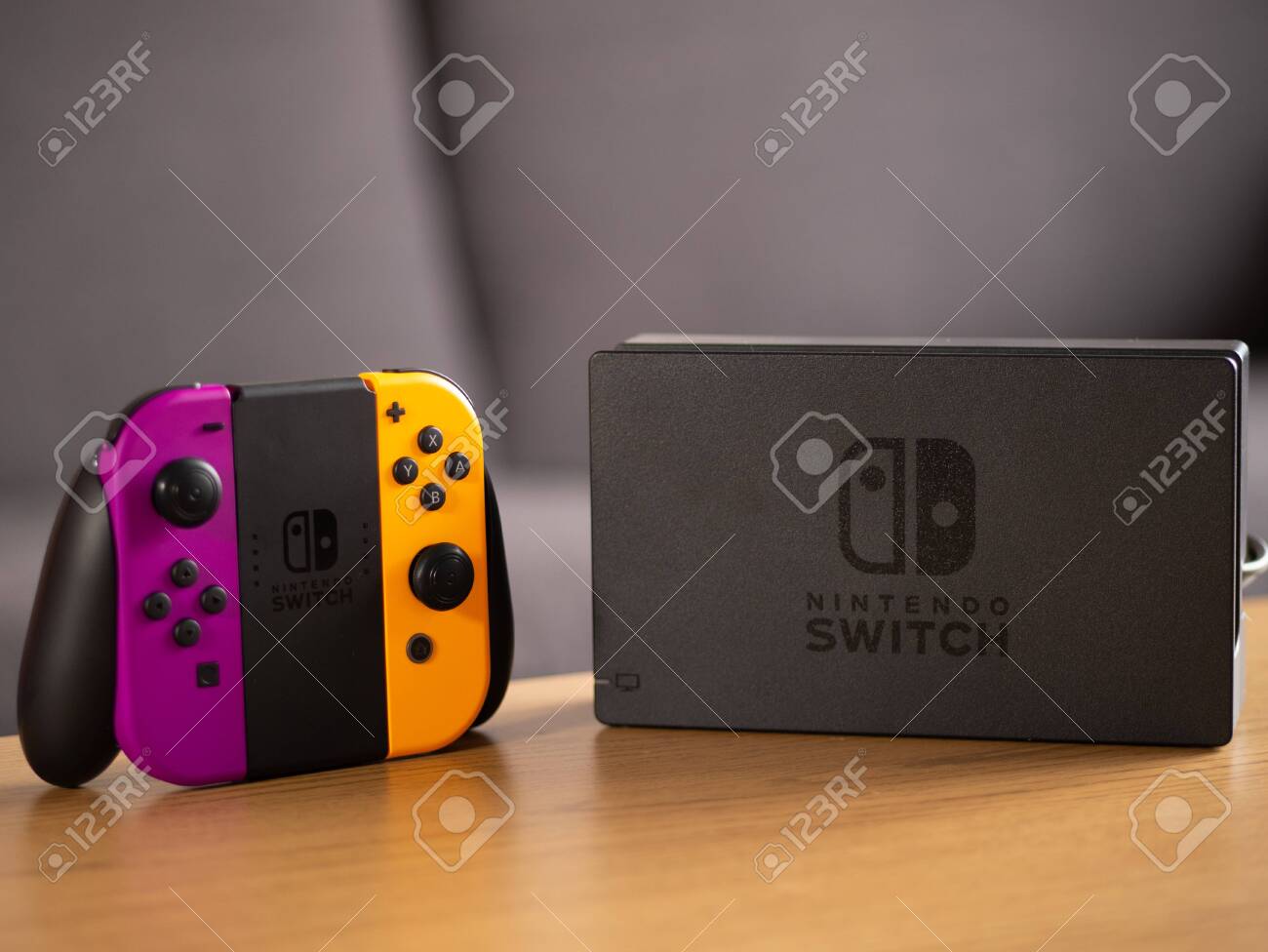 Nintendo Switch 本体 オレンジと紫のジョイコン Nintendo Switch Joy