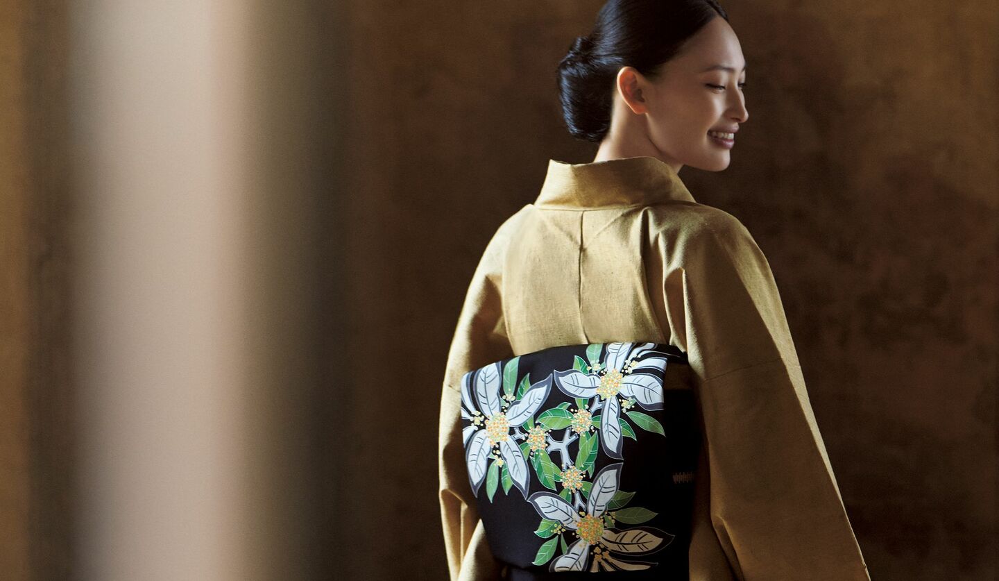 大政 絢さんと、温もり溢れる黄土色の「結城紬」の着物｜友禅作家