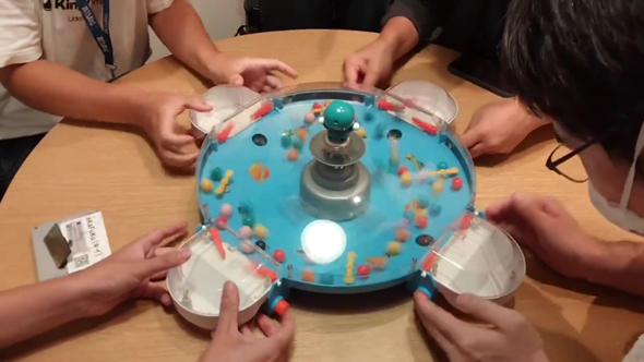 昔懐かしの「ドラえもんバトルドーム」を4人でやってみたら…… 令和でも