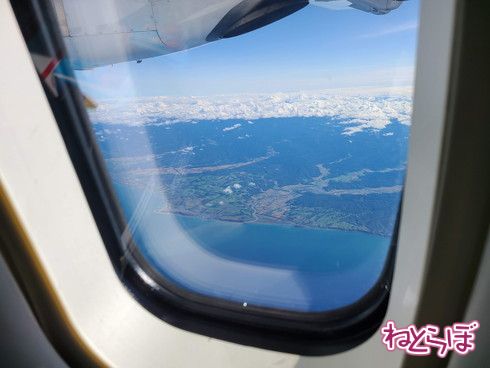 えっ、大丈夫？ 飛行機の窓に「小さい穴」があいている理由 | 乗り物