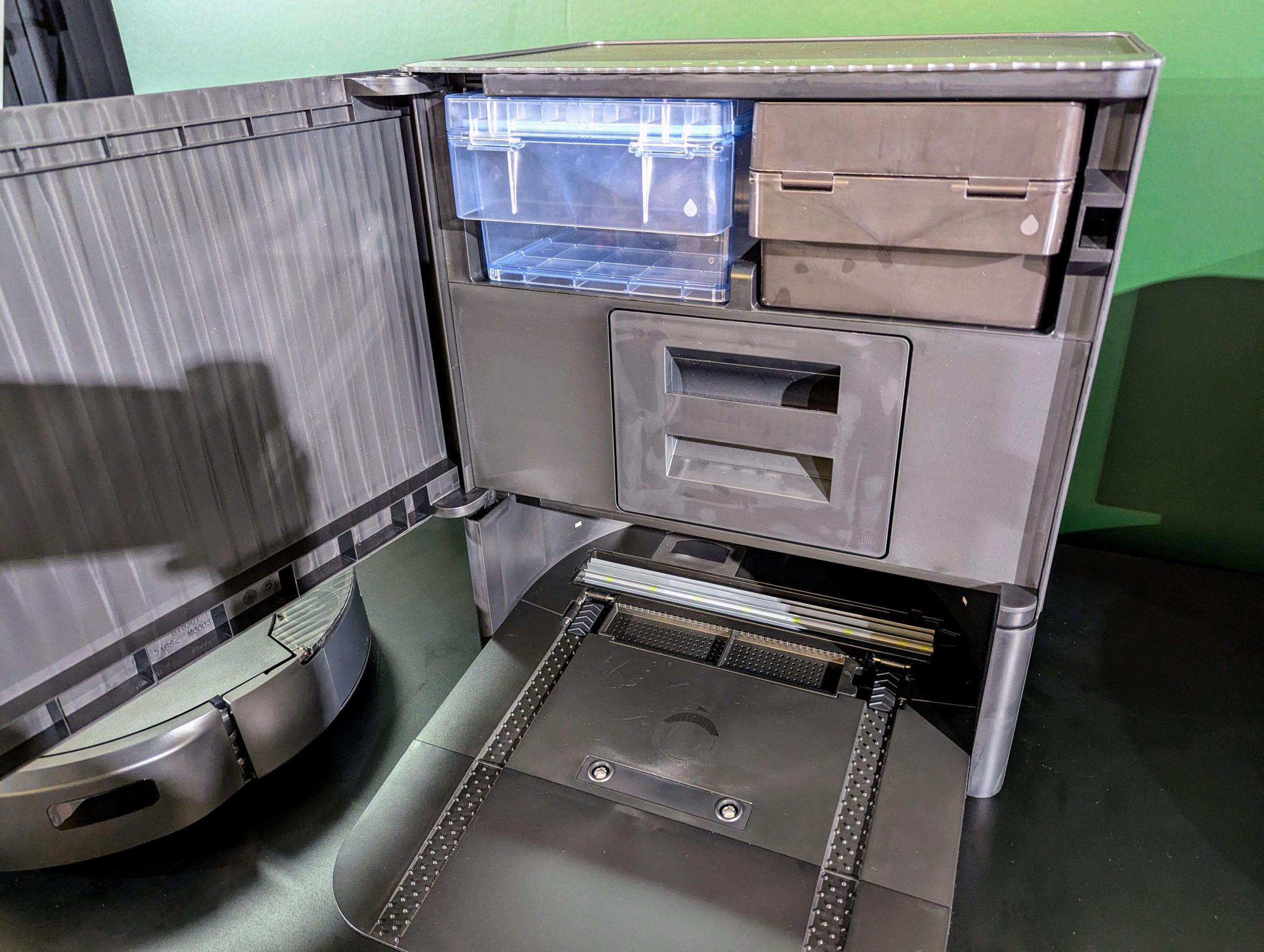 水拭き＆自動ゴミ収集対応のルンバが6万円以下で新登場 / 最上位モデル