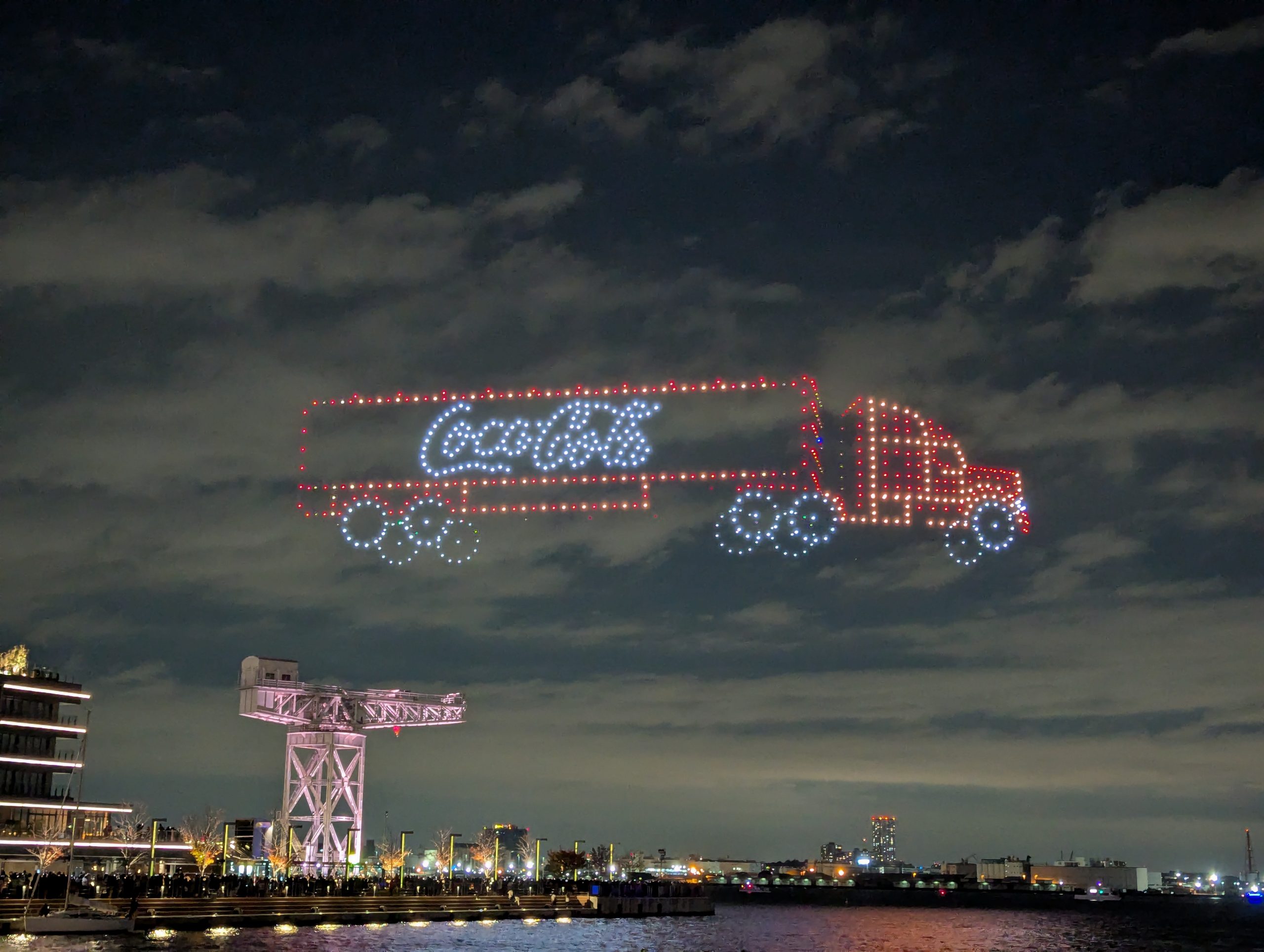 横浜市】夜空に浮かび上がるサンタと乾杯！ コカ・コーラ クリスマス