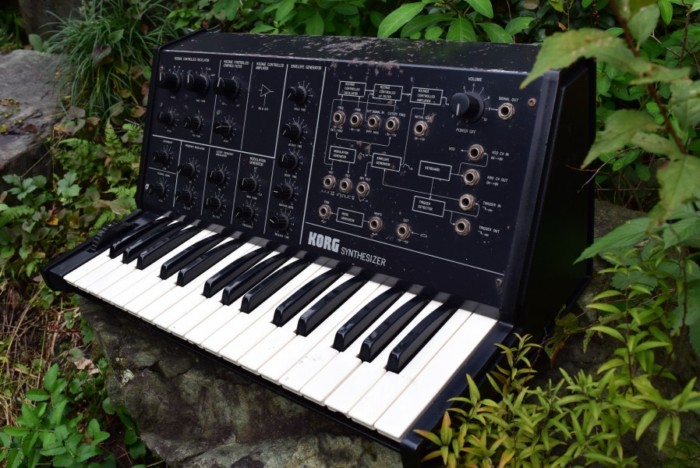 往年のアナログ・シンセ、コルグ 『MS-10』とルーパーを組み合わせた