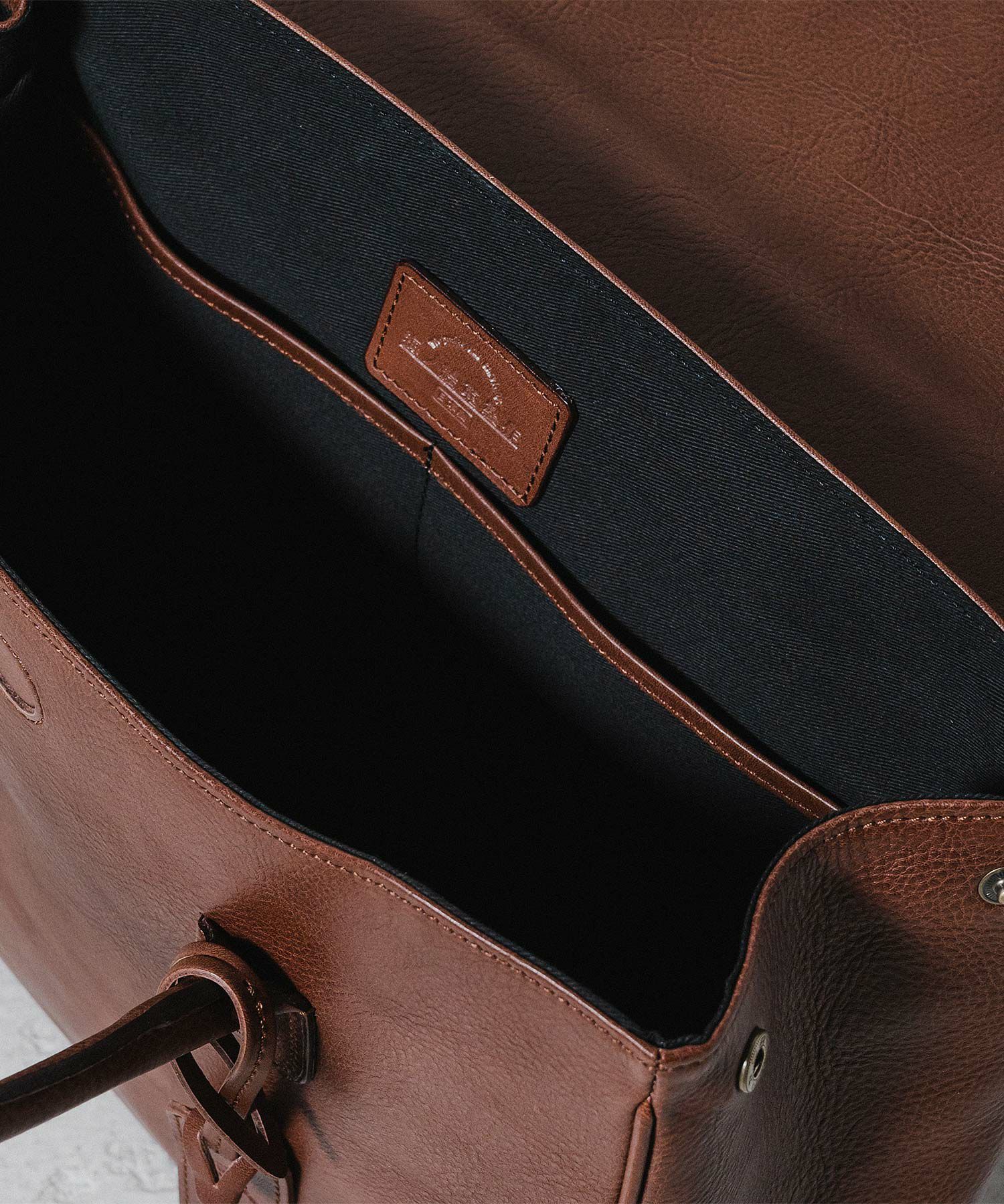 ハイグレードレザーフラップバッグM | quadro (クオドロ) 公式サイト