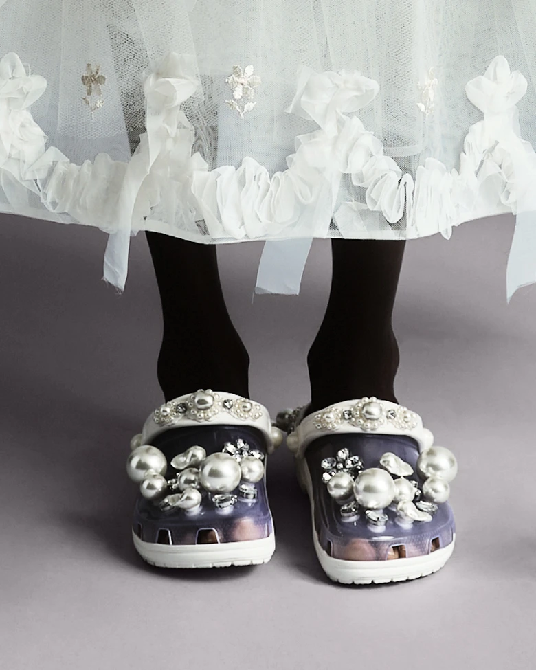 シモーネ ロシャとクロックスによるコラボレーションフットウェアが